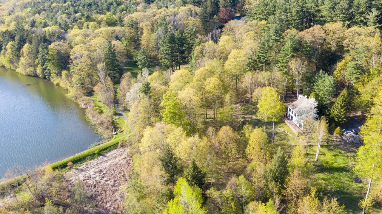 Private Home Overlooking Stevens Lake Great Barrington Exterior foto